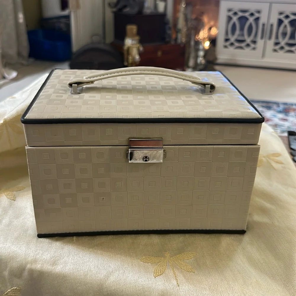 Velvet Lined 3 Drawer Jewelry Box / Organizer w/ Ring Tray and Necklace Belt.